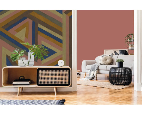 Salon avec papier peint à motifs, commode et canapé