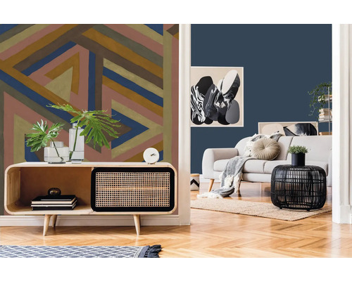 Salon avec papier peint à motifs, parquet et mobilier moderne.