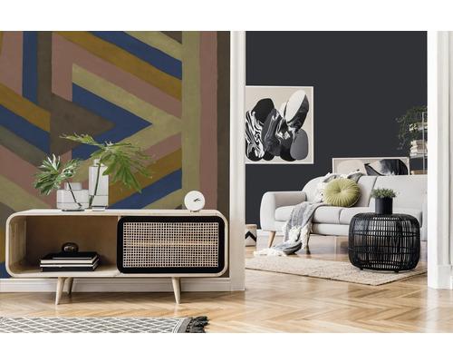 Wohnzimmer mit gemusterter Tapete, Kommode, Sofa und Dekoration