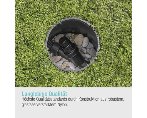 Bewässerungskomponente in einem unterirdischen Installationsgehäuse, umgeben von Gras