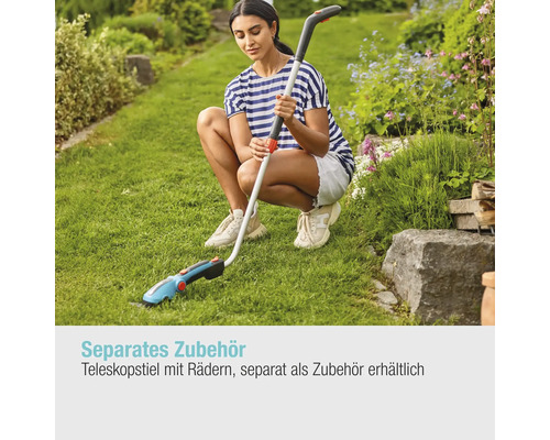 Frau benutzt Grasschere mit Teleskopstiel im Garten