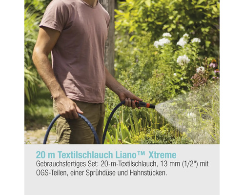 Une personne arrose des plantes avec un tuyau textile de 20 mètres