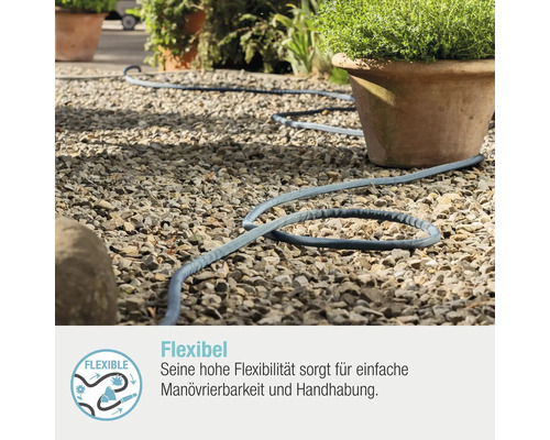 Tuyau d''arrosage sur chemin de gravier avec pots de fleurs