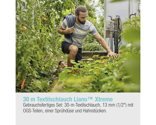 Mann kniet im Garten mit 30 Meter Textilschlauch Liano Xtreme