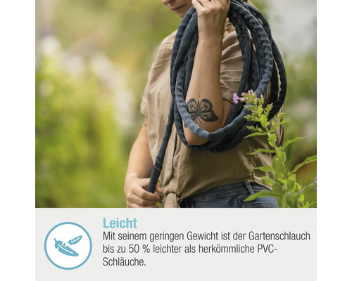 Eine Person hält einen leichten Gartenschlauch über der Schulter.