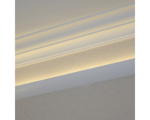 Dekorative Stuckprofile an einer Zimmerdecke mit indirekter Beleuchtung