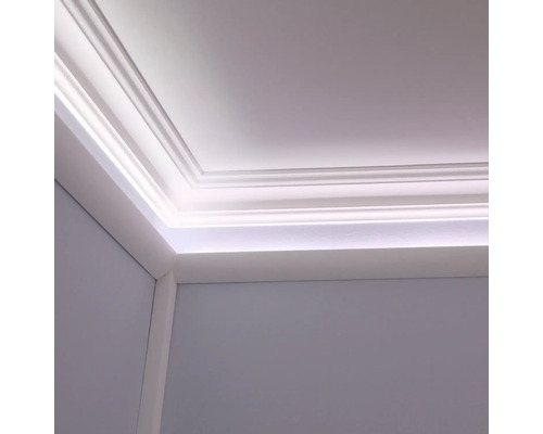 Corniche de plafond avec éclairage indirect sur mur et plafond