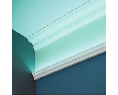 Vue en coin d''une moulure décorative blanche au plafond