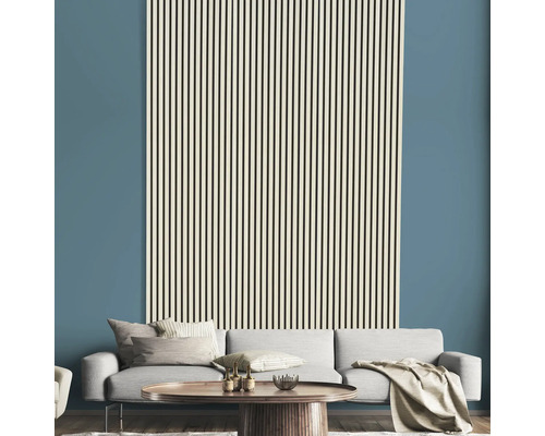 Wohnzimmer mit Sofa und Wandpaneelen