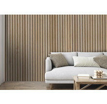 Wohnzimmer mit Wandpaneelen aus Holz und einem grauen Sofa.