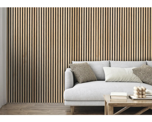 Wohnzimmer mit Wandpaneelen aus Holz und einem grauen Sofa.