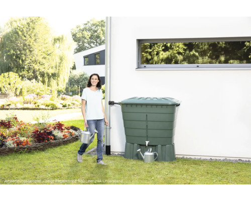 Récupérateur d''eau de pluie 520 litres dans le jardin avec femme et arrosoirs