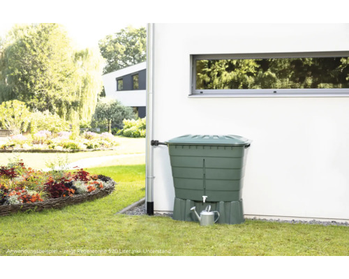 Récupérateur d''eau de pluie avec support et arrosoir dans le jardin