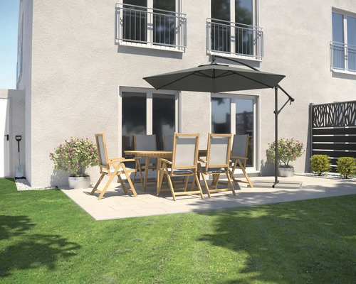 Scène de jardin avec table à manger, chaises et parasol sur une terrasse