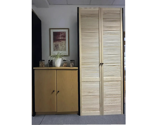 Schrank mit zwei Türen und Jalousiefront