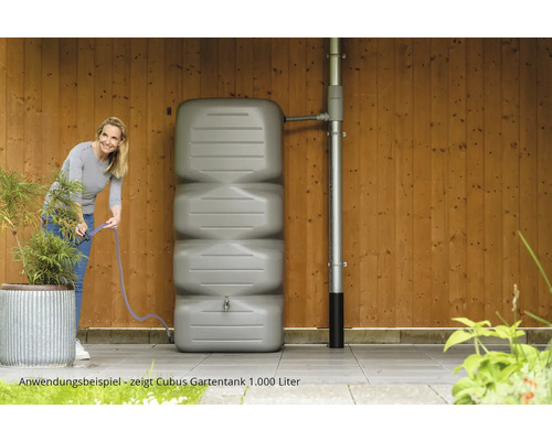 Exemple d''application : réservoir de jardin cubique d''une capacité de 1 000 litres, raccordé à une descente pluviale, avec une femme tenant un tuyau