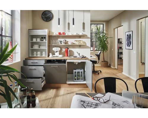 Scène de cuisine avec évier, lave-vaisselle, armoires, étagères et mobilier de bureau dans une pièce lumineuse.