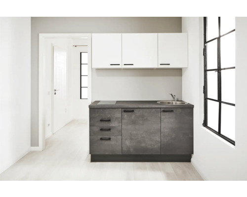 Petite cuisine avec évier, plaque de cuisson, armoires et tiroirs.