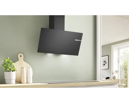 Cuisine moderne avec hotte au-dessus de la plaque de cuisson.