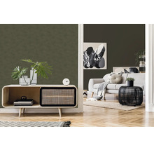 Wohnzimmer mit gemusterter Tapete, Sofa und Holzkommode