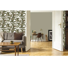 Wohnzimmer mit Sofa und Wandtapete mit Pflanzenmuster