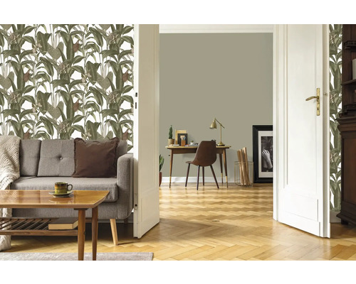 Wohnzimmer mit Sofa und Wandtapete mit Pflanzenmuster