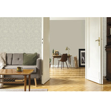 Helles Wohnzimmer mit gemusterter Tapete, Sofa und Holzboden