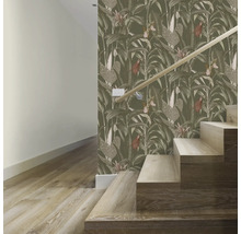 Treppenhaus mit einer Tapete mit Dschungelmotiv und Holztreppe