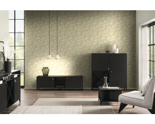 Wohnzimmer mit schwarzen Möbeln, darunter ein Sideboard, ein Mediaschrank, ein Weinregal und ein Couchtisch, sowie einer strukturierten Tapete.