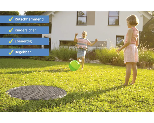 Bodenebene Abdeckung im Garten mit spielenden Kindern, rutschhemmend, kindersicher und begehbar.