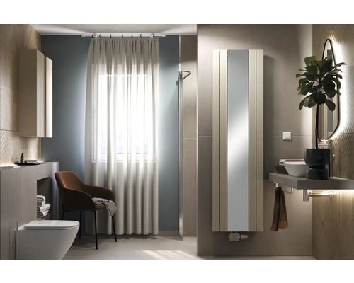 Salle de bain moderne avec radiateur sèche-serviettes, lavabo et toilettes