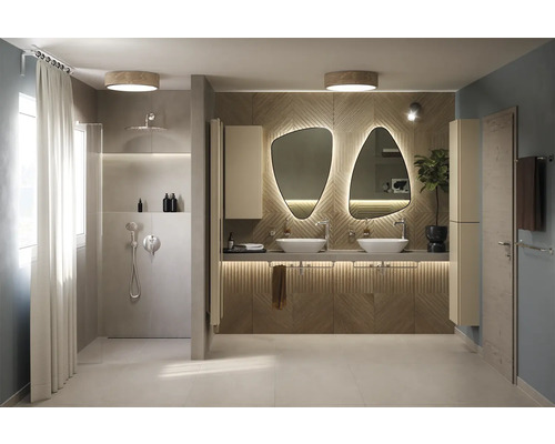 Salle de bains avec douche, deux lavabos et miroirs avec éclairage