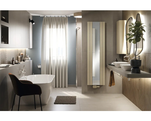 Salle de bains avec baignoire, radiateur, lavabo et miroir