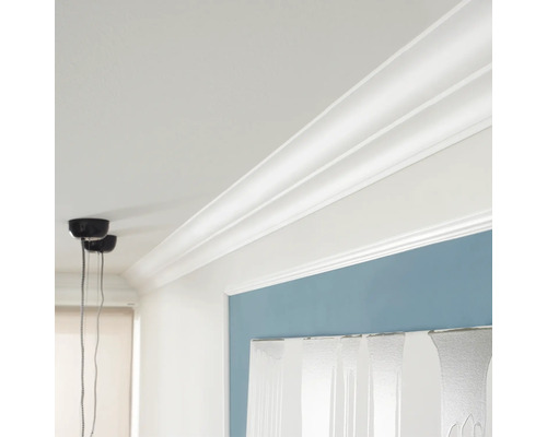 Innenraum mit Zierleisten an Decke und Wand