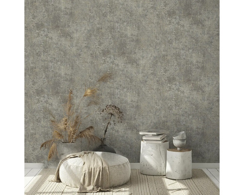 Espace de vie avec papier peint texturé, siège et éléments décoratifs