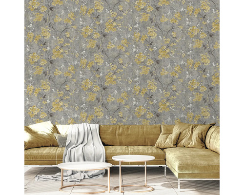 Salon avec papier peint à motifs floraux, canapé et tables basses
