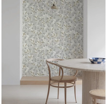 Ambiance de pièce avec papier peint à motifs de feuilles, table ronde et chaise en bois