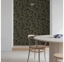Idée d''aménagement avec papier peint mural à motif de feuilles de ginkgo, table ronde et chaise