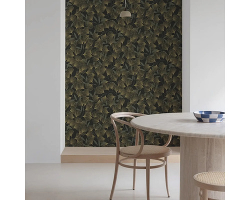 Idée d''aménagement avec papier peint mural à motif de feuilles de ginkgo, table ronde et chaise
