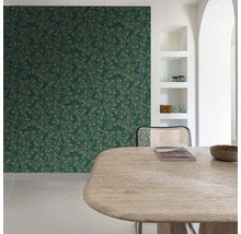 Scène avec papier peint à feuilles vertes, table et chaise