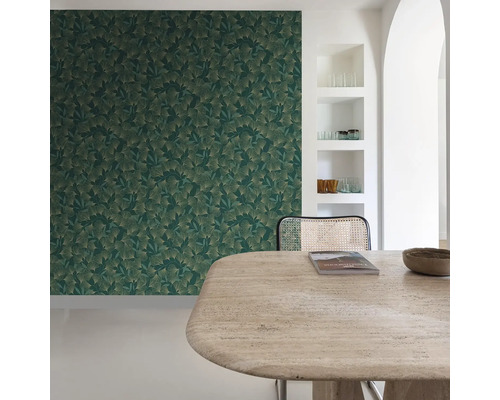 Scène avec papier peint à feuilles vertes, table et chaise