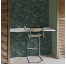 Scène avec papier peint à motifs de feuilles, bureau et chaise