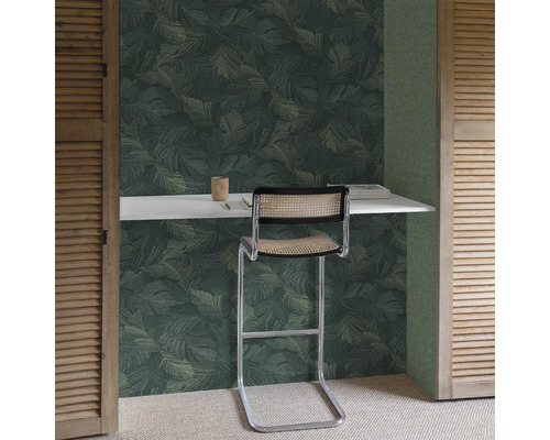 Scène avec papier peint à motifs de feuilles, bureau et chaise
