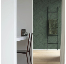 Salon avec bureau, échelle et papier peint à motifs pour un intérieur élégant