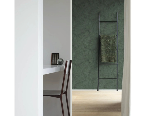 Salon avec bureau, échelle et papier peint à motifs pour un intérieur élégant