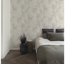 Chambre avec papier peint à motifs, lit et éléments décoratifs pour une ambiance élégante.