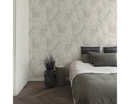 Chambre avec papier peint à motifs, lit et éléments décoratifs pour une ambiance élégante.