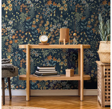 Décoration murale décorative avec un papier peint floral dans une pièce élégamment meublée.