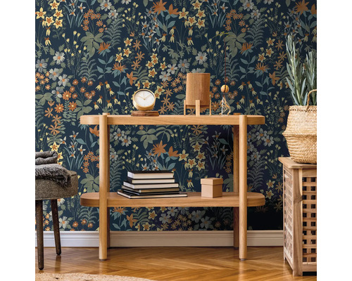 Décoration murale décorative avec un papier peint floral dans une pièce élégamment meublée.