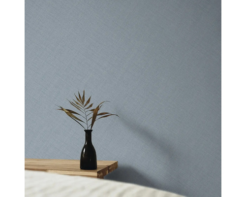 Gros plan d''un papier peint texturé clair avec une petite table et décoration